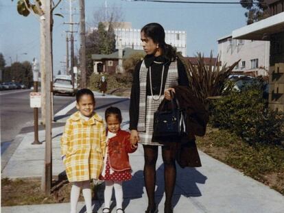 Kamala Harris (izquierda); su hermana pequeña, Maya, y su madre, Shyamala Gopalan, en 1970.