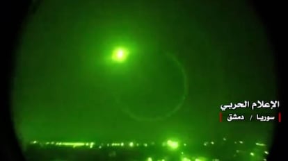 Los sistema antimisiles sirios interceptan una bomba, en una imagen emitida por la televisión siria.