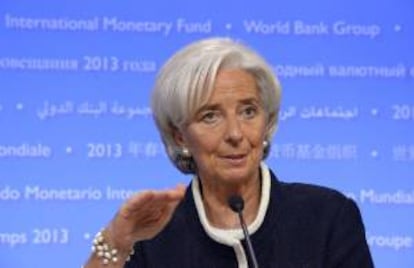 La directora general del FMI, Christine Lagarde, se reunió ayer en lWashington con una delegación de Egipto, encabezada por el gobernador del Banco Central de Egipto, Hisham Ramiz; el ministro egipcio de Finanzas, Mursi Higazi; y el de Cooperación, Ashraf al Arabi.