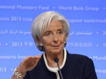 La directora general del FMI, Christine Lagarde, se reunió ayer en lWashington con una delegación de Egipto, encabezada por el gobernador del Banco Central de Egipto, Hisham Ramiz; el ministro egipcio de Finanzas, Mursi Higazi; y el de Cooperación, Ashraf al Arabi.