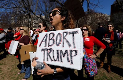 Una manifestante sostiene un letrero durante la manifestación en el exterior de la Casa Blanca como parte de la huelga "Un día sin mujer" en el Día Internacional de la Mujer en Washington (EE UU).