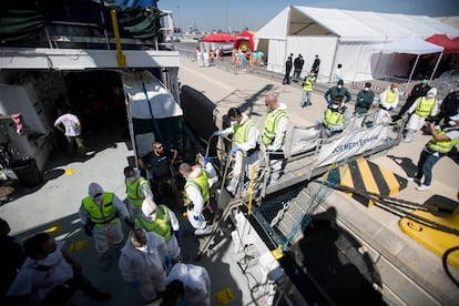 Efectivos de la Guardia Civil y la Policía Nacional suben a bordo del buque 'Aquarius'.