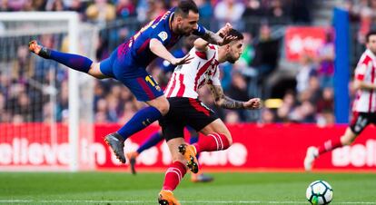 Núñez y Alcácer pugnan por la pelota.