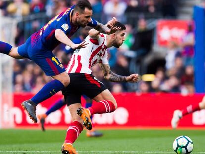 Núñez y Alcácer pugnan por la pelota.