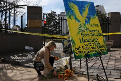 Katya Alexashenko, de nacionalidad rusa, coloca girasoles frescos frente a la Embajada rusa en Washington, EE UU.