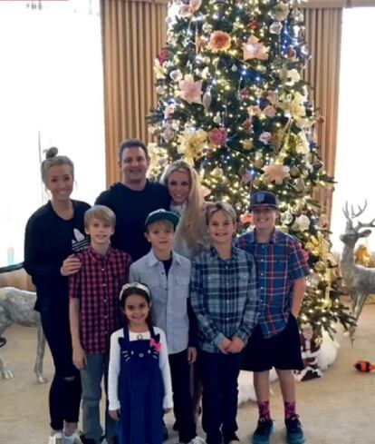 El día de Acción de Gracias Britney Spears se hizo una foto en familia en la que aprovechó para mostrar el garn árbol de Navidad que ya decoraba su casa.