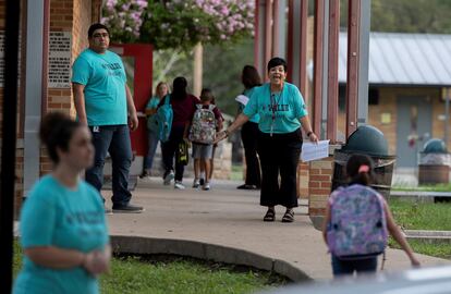 Una niña corre a saludar a su maestra durante el primer día de clases en la escuela primaria Uvalde. 