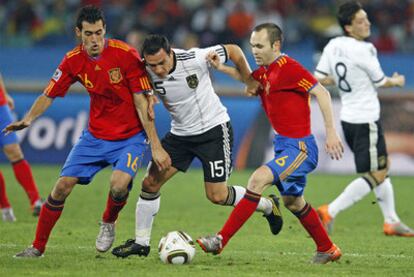 Busquets e Iniesta cierran el paso a Trochowski en la semifinal entre España y Alemania.
