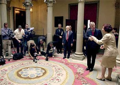 <B>ASUNTOS EXTERIORES. </B>Los ministros de Asuntos Exteriores español y británico, Ana Palacio y Jack Straw, se han encontrado con las protestas de los fotógrafos acreditados para la cita de ambos en el Palacio de Santa Cruz.