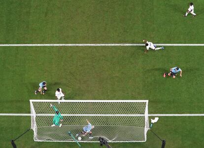 Vista aérea del primer gol del jugador uruguayo Giorgian de Arrascaeta frente a Ghana.