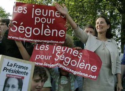 Ségolène Royal, la candidata socialista, durante un acto electoral ayer en Poitiers