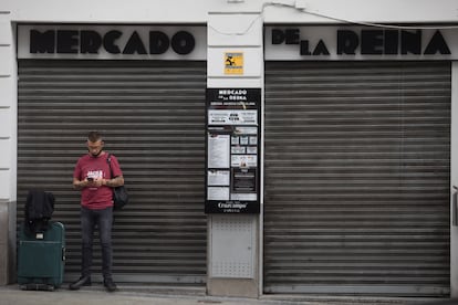 A shuttered establishment on Madrid's normally busy Gran Via thoroughfare.