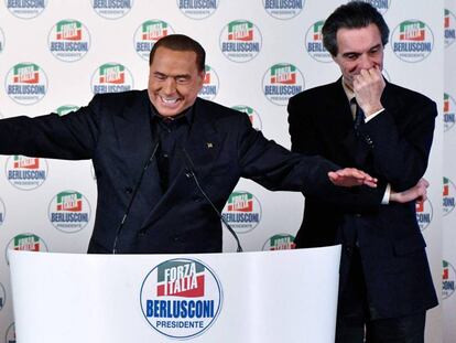 El l&iacute;der de Forza Italia, Silvio Berlusconi, junto al candidato por Lombard&iacute;a del centroderecha, Attilio Fontana. 
 