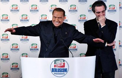 El líder de Forza Italia, Silvio Berlusconi, junto al candidato por Lombardía del centroderecha, Attilio Fontana.