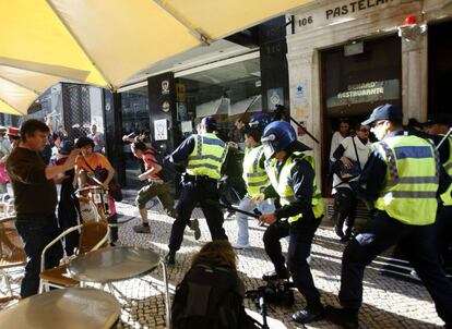 La policía irrumpe en una calle peatonal de Lisboa, durante la jornada de paro convocado en todo Portugal.