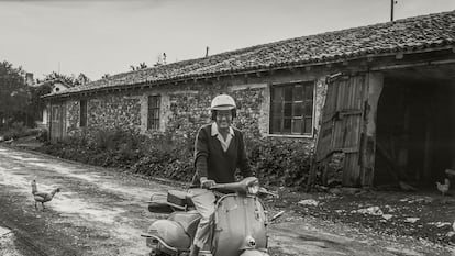'Piedad Isla en moto' (1962)