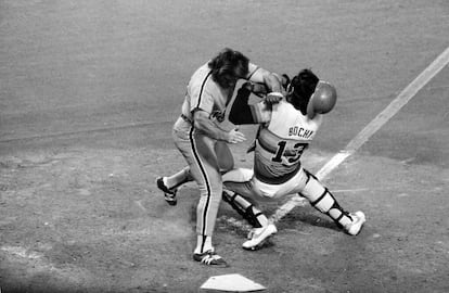 Pete Rose, entonces con los Phillies, choca con el catcher de los Astros, Bruce Bochy, en 1980.