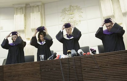 El Tribunal Constitucional de Austria ha ordenado la repetición de la segunda ronda de las elecciones del 22 de mayo.