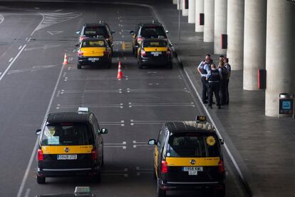 Un grupo de taxistas permanecen parados con sus vehículos en el Aeropuerto de Barcelona, con motivo de la huelga en defensa del reglamento del AMB que limita las licencias de VTC.