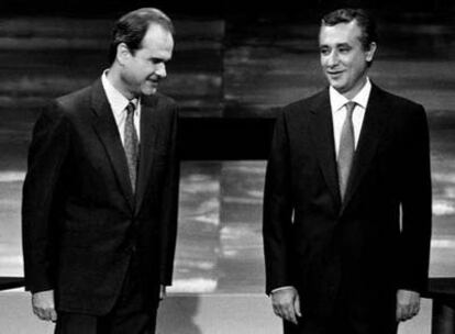 Manuel Chaves y Javier Arenas, antes de comenzar el debate en televisión de 1994.