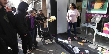 Una mujer embarazada se enfrenta a los manifestantes. 