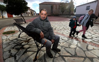 El búlgaro Atanas Giorgiev, en la plaza de Torre del Burgo, Guadalajara, junto a unos niños de padres italianos, el pasado miércoles