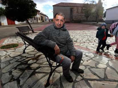 El búlgaro Atanas Giorgiev, en la plaza de Torre del Burgo, Guadalajara, junto a unos niños de padres italianos, el pasado miércoles