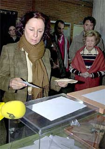 La ministra de Exteriores ha acudido a votar, esta mañana, en el madrileño colegio de San Mateo.