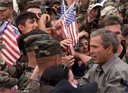 El presidente George Bush, en la base militar de Fort Campell (Kentucky), el pasado noviembre.