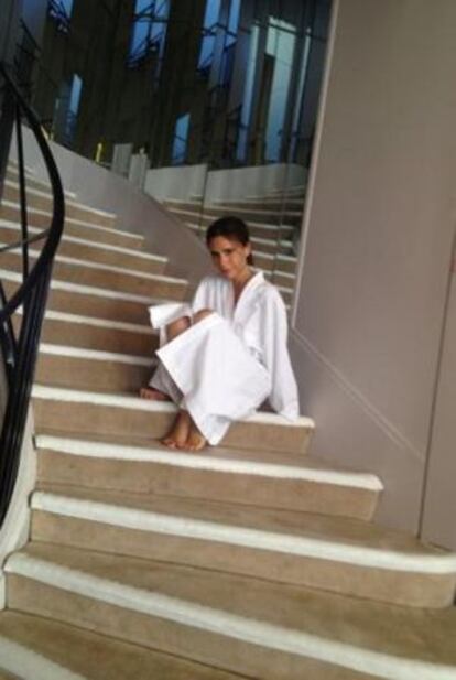 Victoria Beckham posando en las escaleras de Chanel en París