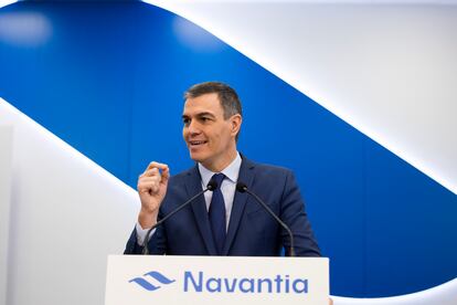 El presidente del Gobierno, Pedro Sánchez, durante su declaración a los medios, este miércoles en el astillero de Navantia, en Ferrol.