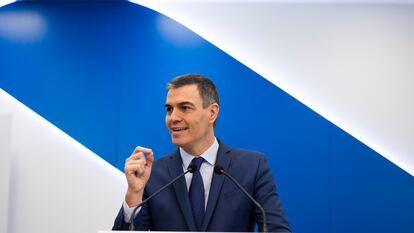 El presidente del Gobierno, Pedro Sánchez, durante su declaración a los medios, este miércoles en el astillero de Navantia, en Ferrol.