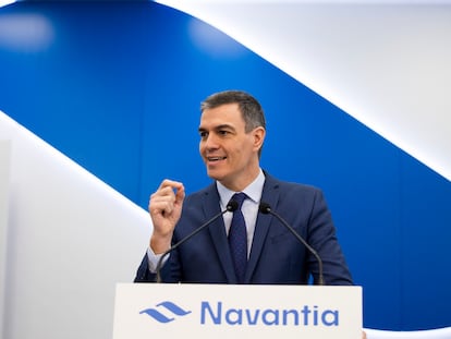 El presidente del Gobierno, Pedro Sánchez, durante su declaración a los medios, este miércoles en el astillero de Navantia, en Ferrol.