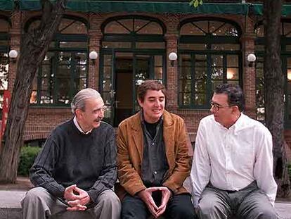 Gelman, con Luis García Montero (centro) y Darío Jaramillo, en la Residencia de Estudiantes.