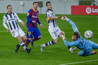 Lionel Messi anota el primer gol de su equipo durante el partido de fútbol de la Liga española entre el FC Barcelona y el Levante en el estadio Camp Nou de Barcelona.