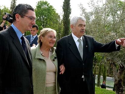 Pasqual Maragall y su esposa, Diana Garrigosa, visitan el Bosque de los Ausentes, en homenaje a las víctimas del 11-M, acompañados por el alcalde de Madrid, Alberto Ruiz-Gallardón (a la izquierda).