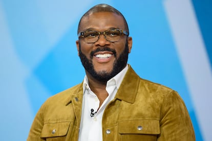 ¿Quién es? Tyler Perry. ¿A cuánto asciende su patrimonio? 840 millones de euros. ¿Cómo amasó su fortuna? Este polifacético actor es considerado todo un tótem en la comunidad negra de Estados Unidos y un ejemplo de superación salido de una familia pobre de Atlanta. A nivel artístico es una especie de Santiago Segura que el Hollywood mainstream prefiere ignorar, pero cuyas –mediocres– comedias han conseguido encandilar al público y recaudar cientos de millones de euros. Su poder hoy es tal que fue Perry el que brindó una mansión y un cuerpo de seguridad a Meghan Markle y al príncipe Harry en su mudanza a Estados Unidos.