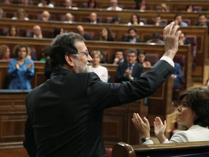 El presidente del gobierno Mariano Rajoy, saluda tras intervenir en el debate de la moción, este viernes.