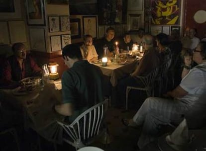 Interior de un restaurante en Barcelona durante el apagón el pasado 24 de julio.