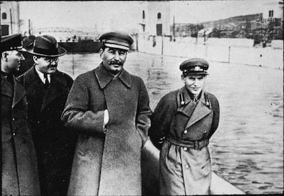 Fotografía original de la que se hizo desaparecer a Nikolái Yezho (a la derecha de Stalin) tras ser fusilado en 1940.