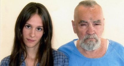 Charles Manson junto a sua noiva Afton Elain Burton.