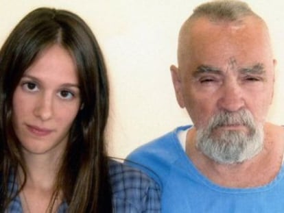 Charles Manson junto a sua noiva Afton Elain Burton.