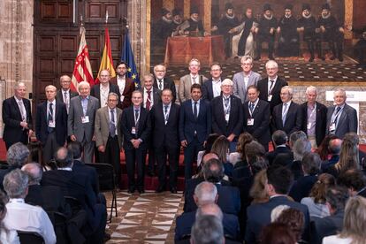 El presidente de la Generalitat, Carlos Mazón (6º i) y el presidente de la Fundación Valenciana de Estudios Avanzados, Vicente Boluda (6º d), posan con los 20 Premios Nobel, jurados de la 36ª edición de los premios durante el acto en el Palau de la Generalitat donde se han dado a conocer los galardonados.