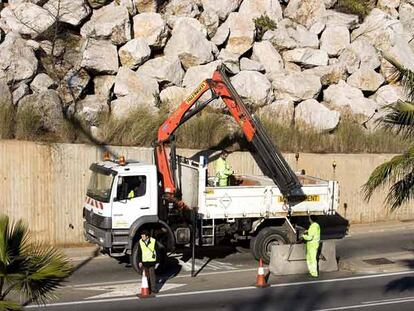 La grúa que retiró la enorme piedra del asfalto.