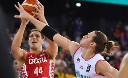 Bogdanovic (Croacia) lanza ante Akos (Hungr&iacute;a). 