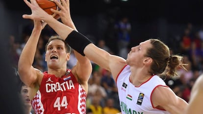 Bogdanovic (Croacia) lanza ante Akos (Hungría).