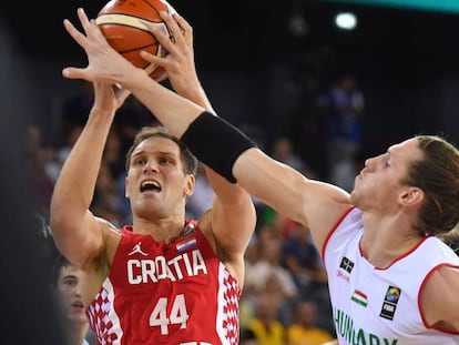 Bogdanovic (Croacia) lanza ante Akos (Hungr&iacute;a). 