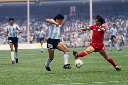 Diego Armando Maradona, con la lengua fuera en una acción ante Corea del Sur, en el Mundial 1986.