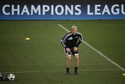 El entrenador del Bayern Leverkusen Sami Hypia en una sesión de su equipo en París. El Bayer Leverkusen juega contra el PSG.