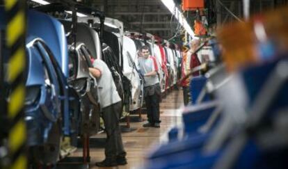 Operarios en la fábrica de Martorell de Seat.